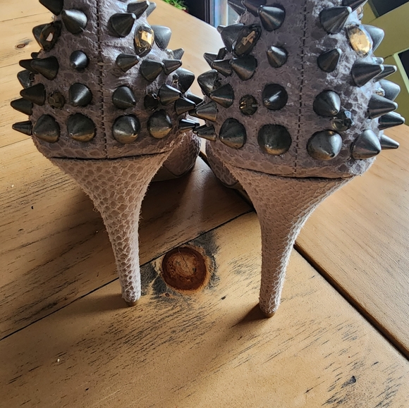 Vera Wang high heels size 8 beige patterned with studs and rhinestones - Picture 3 of 7